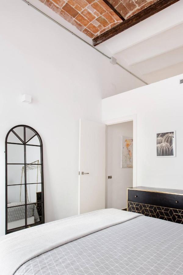 Stylish Apartment With Terrace For Couple Or Family バルセロナ エクステリア 写真