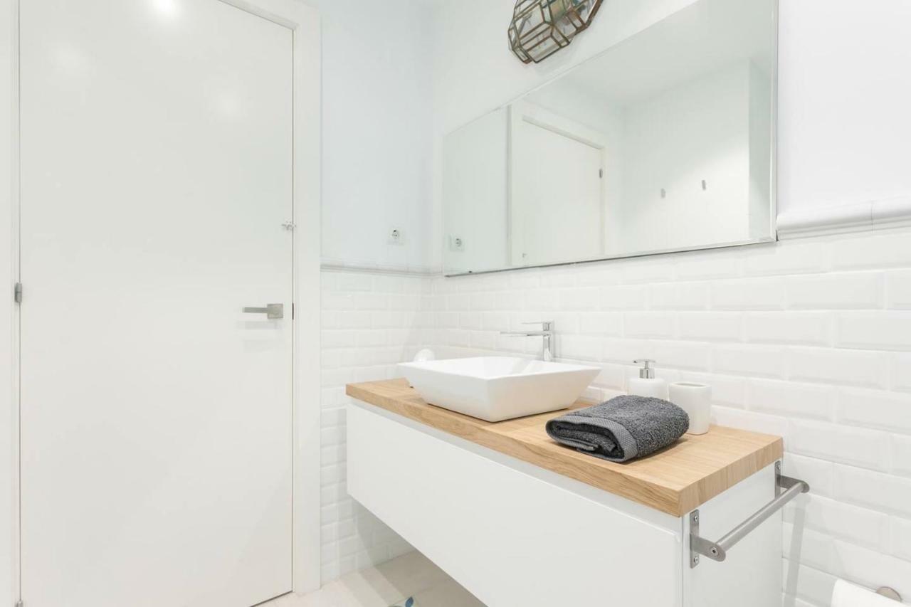 Stylish Apartment With Terrace For Couple Or Family バルセロナ エクステリア 写真