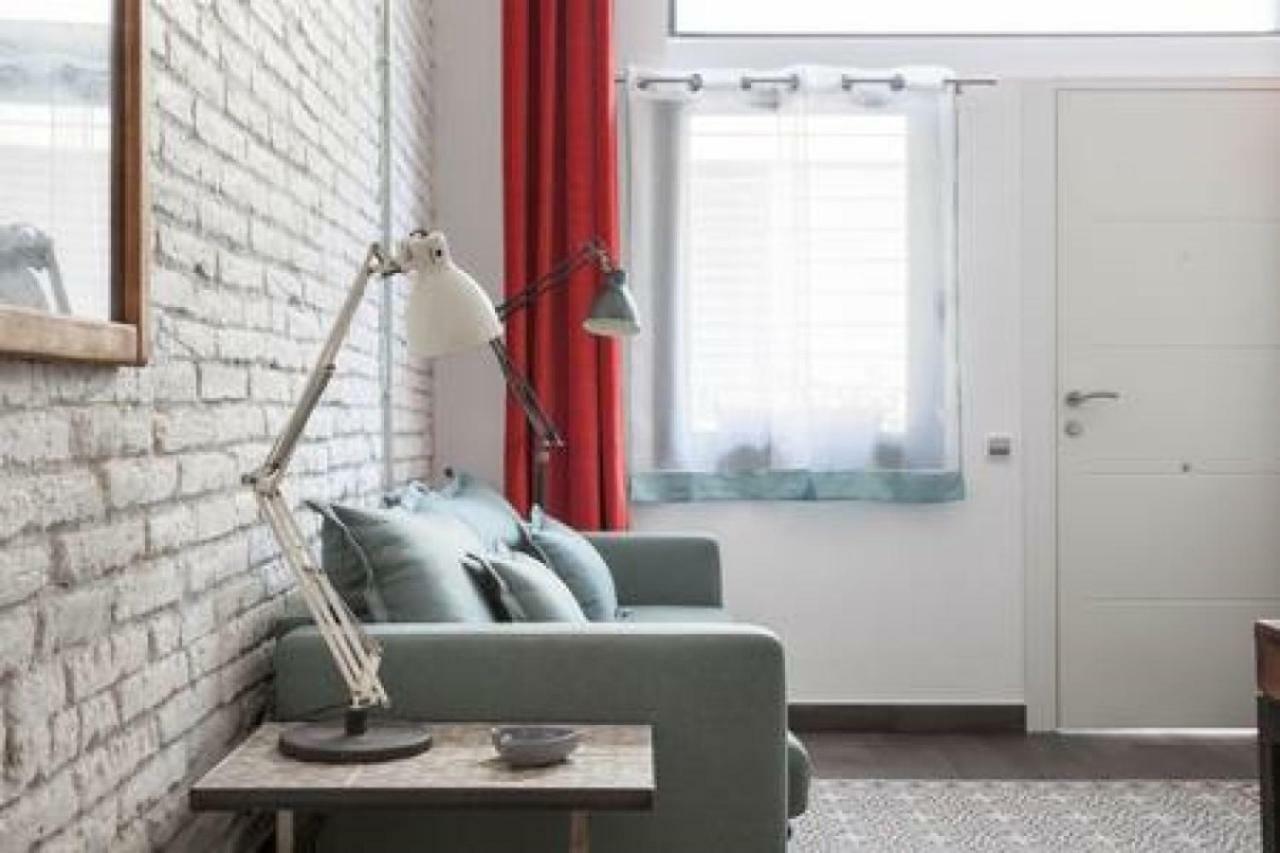 Stylish Apartment With Terrace For Couple Or Family バルセロナ エクステリア 写真